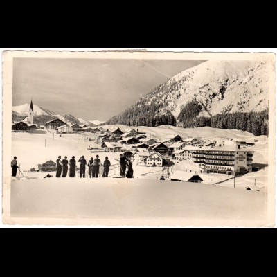 Österreich, Berwang m. Skifahrern, 1953 gebr. Winter sw-AK